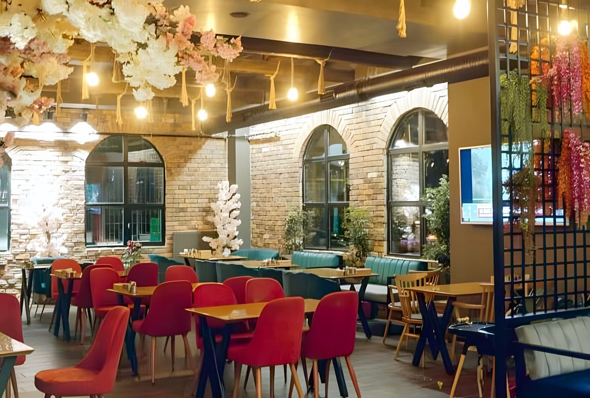 Erzurum otel oda servisi - Müdavim Restoran iç mekan dekorasyonu çiçekler ve zarif atmosfer