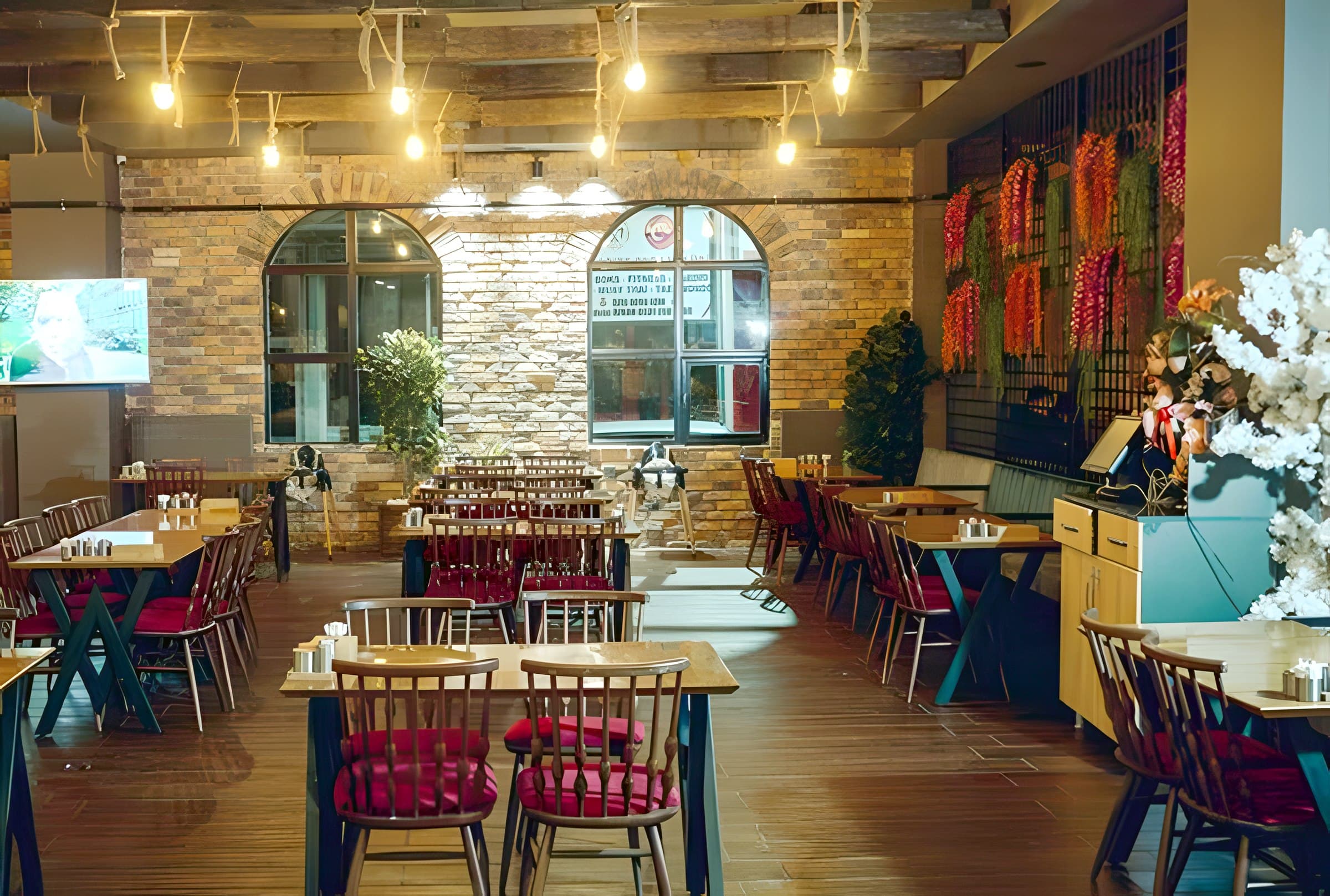 Erzurum otel restoran - Müdavim Restoran iç mekan kemerli pencereler ve zarif atmosfer